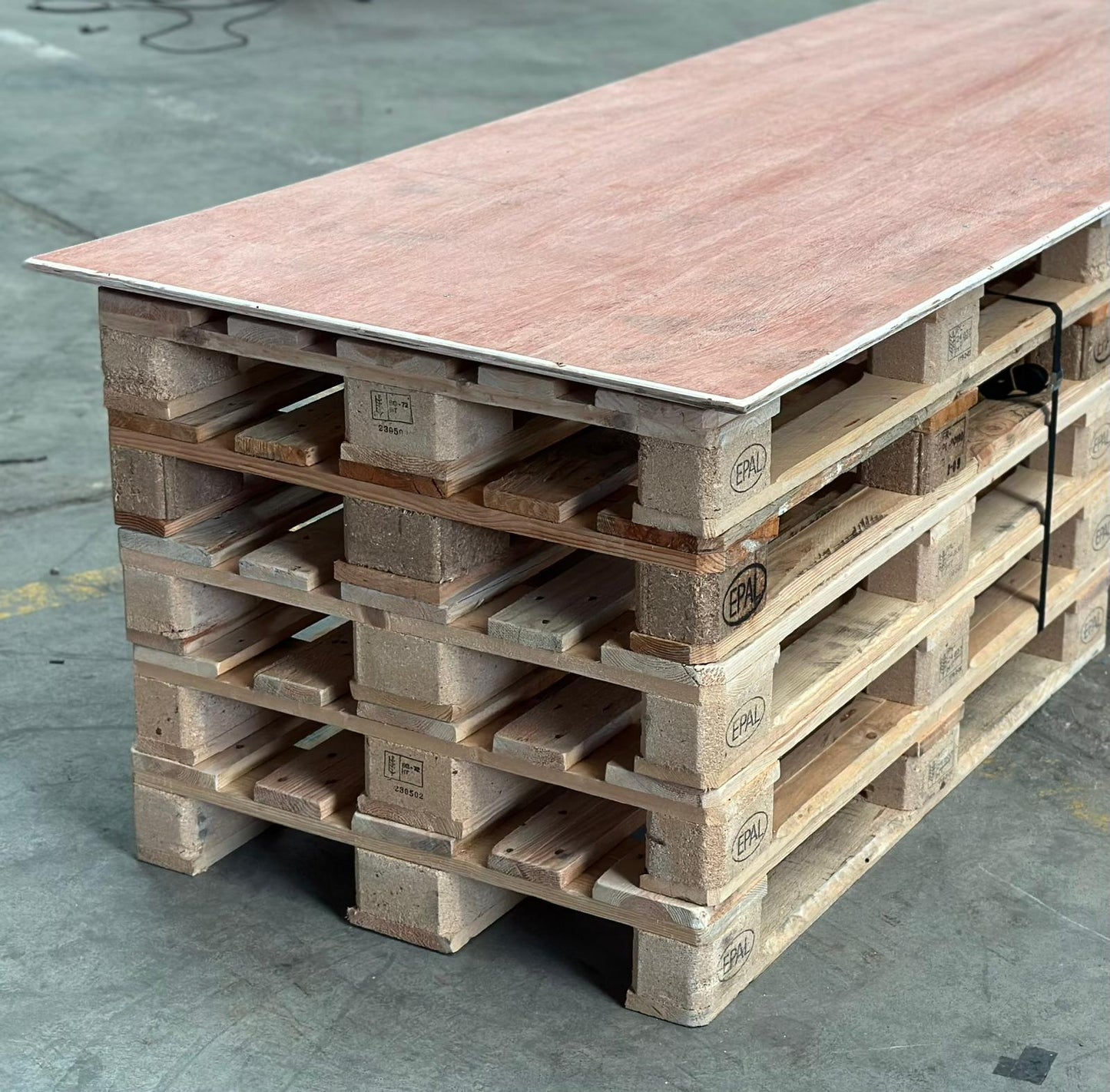 Recycled pallet tables with table top