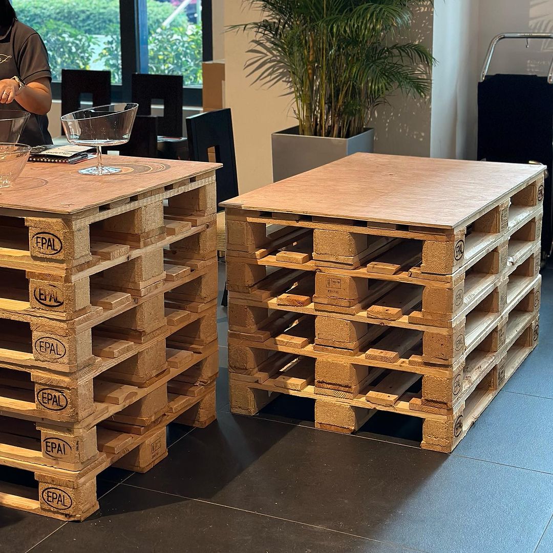 Recycled pallet tables with table top